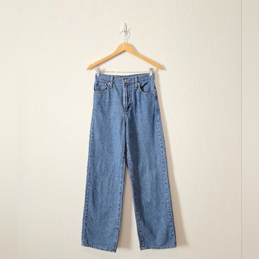 Levi's High Waisted Straight Jean 25
